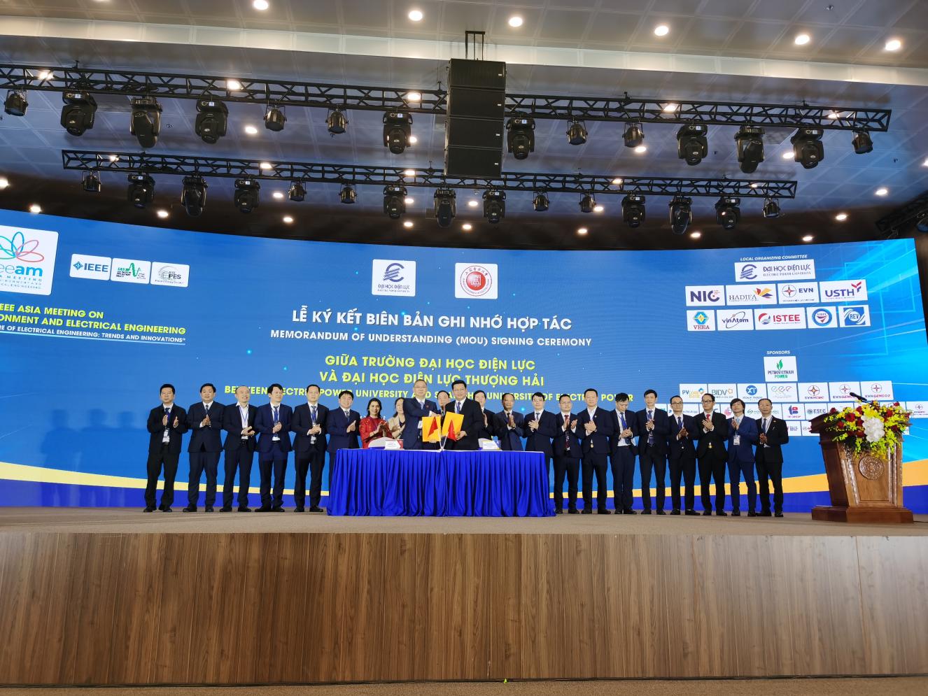 宋来参加越南2025 IEEE环境与电气工程亚洲会议并做主旨报告