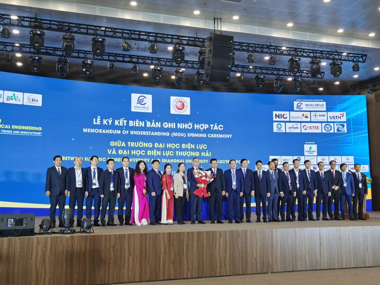 宋来参加越南2025 IEEE环境与电气工程亚洲会议并做主旨报告