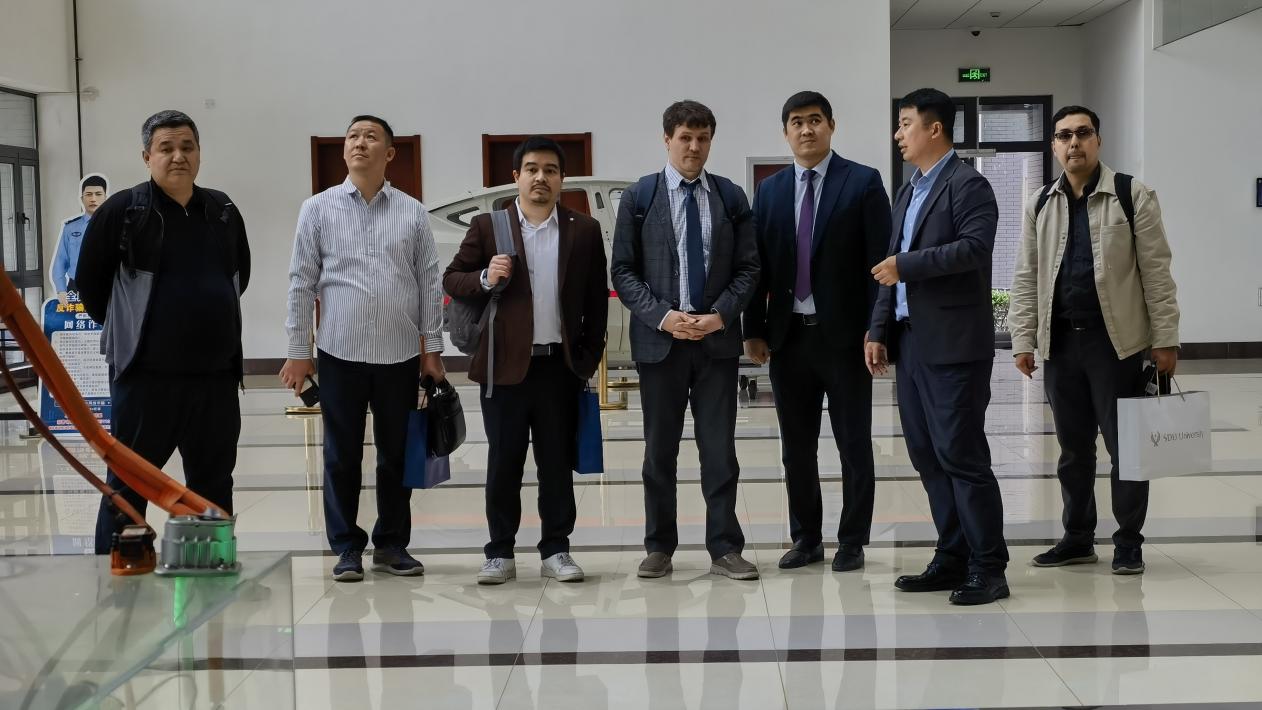 哈萨克斯坦苏莱曼-德米雷尔大学代表团访问我校