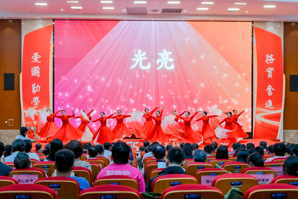 我校举行2026年“向光而行·七五芳华”教师表彰大会