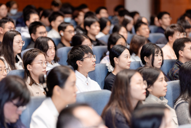 香港特别行政区第五任行政长官林郑月娥女士到访上海电力大学